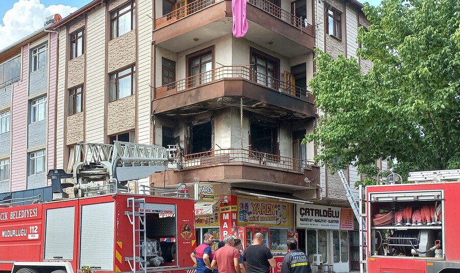 Apartman Dairesinde Çıkan Yangında Bir Oda Tamamen Yandı!