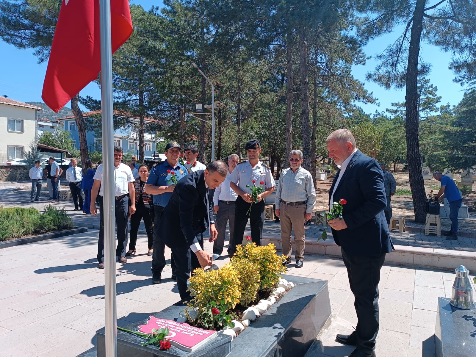 Kaymakam Göreve Başlar Başlamaz Ilk Iş Olarak Şehitliği Ziyaret Etti