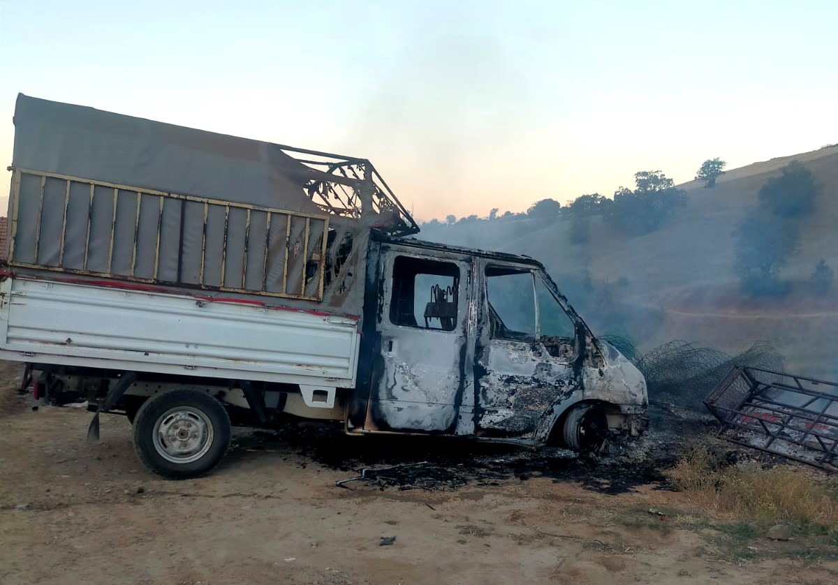 Osmancık’ta Hayvan Yemleri Ve Kamyonet Yandı! (1)