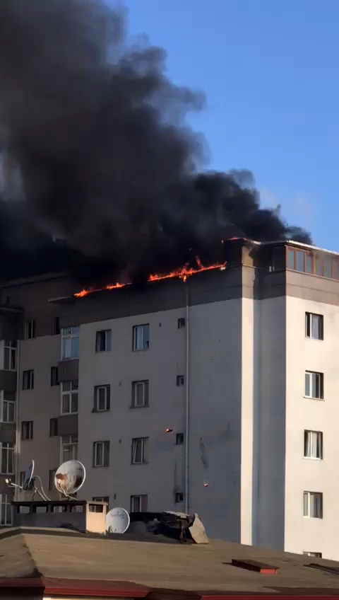 13 Katlı Binanın Çatı Katında Çıkan Yangın Korkuya Neden Oldu (1)