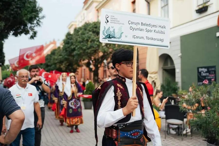 Çorum Belediyesi Halk Oyunları Topluluğu Türkiye’yi Temsil Etti (1)