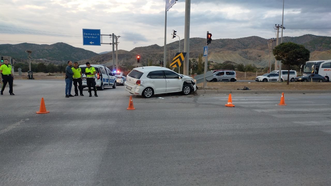 Kırmızı Işık Ihlali Trafik Kazasına Neden Oldu, 2’Si Çocuk 4 Kişi Yaralandı