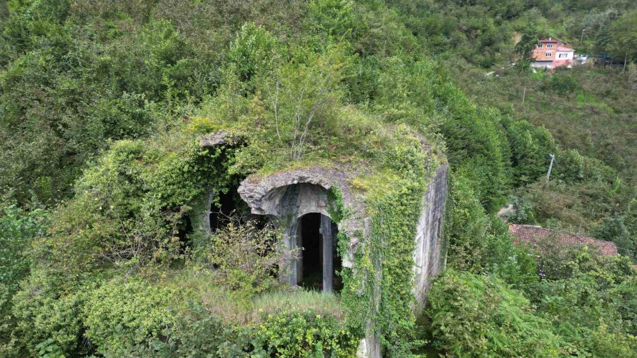 Gündüzleri Ziyaret, Geceleri Kazı