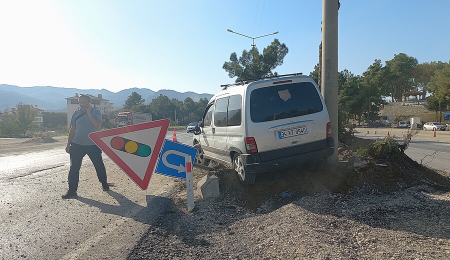 Kontrolden Çıkan Araç Elektrik Direğine Çarparak Durabildi! (2)