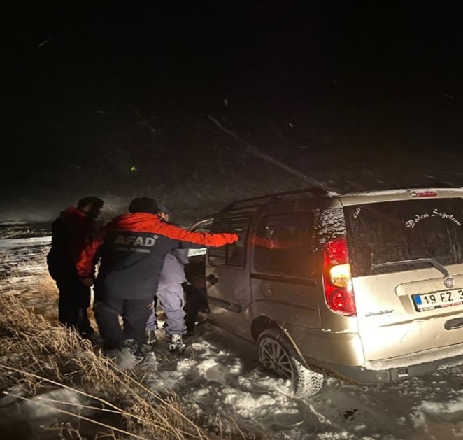 Karda Mahsur Kalan Sürücülerin Yardımına Ekipler Yetişiyor (2)