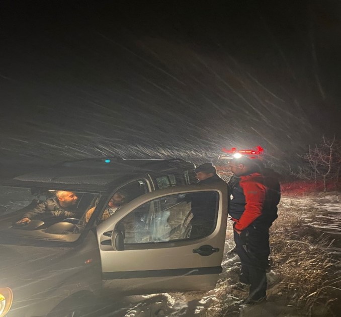 Karda Mahsur Kalan Sürücülerin Yardımına Ekipler Yetişiyor (3)