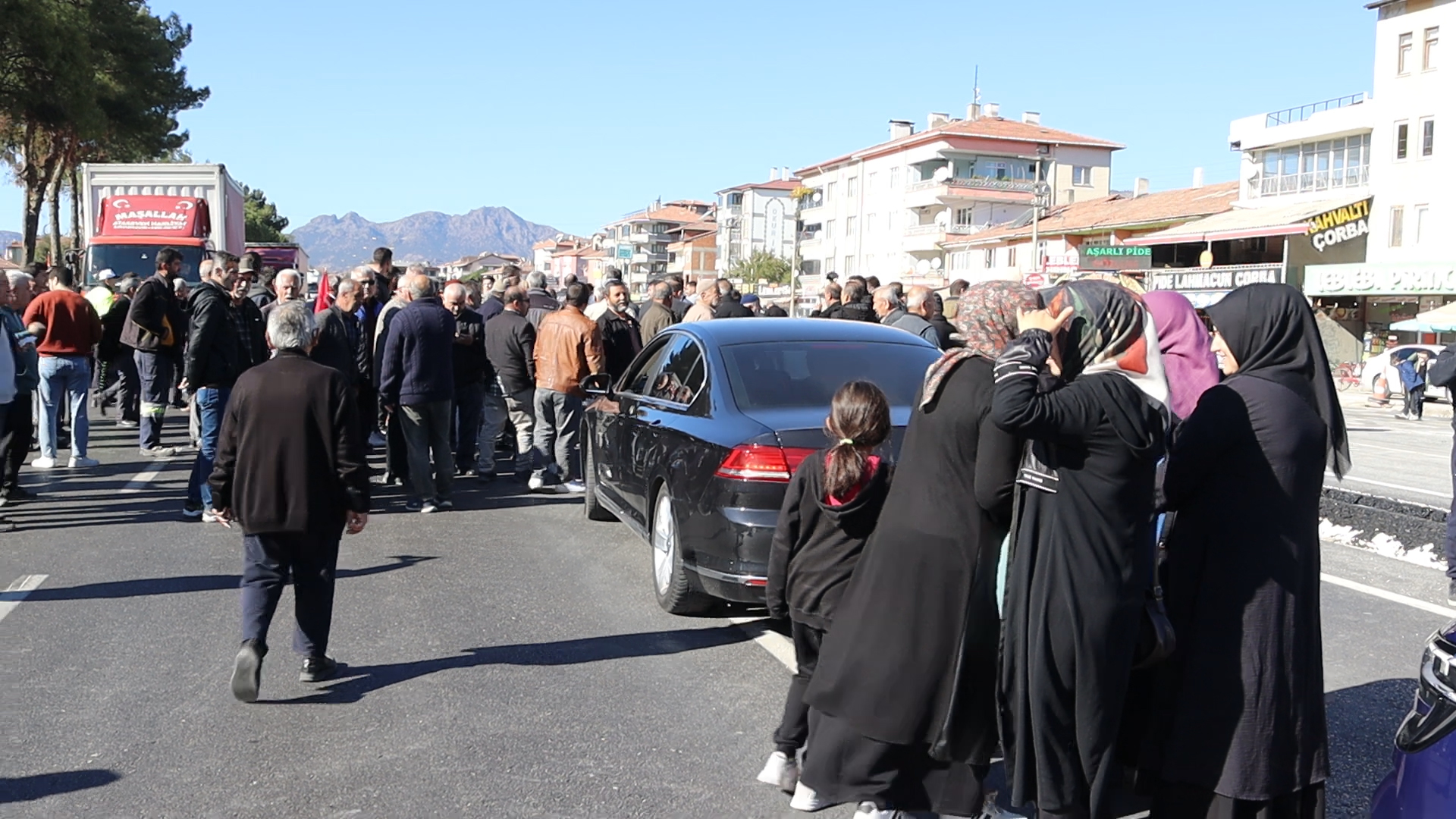 Mahalle Sakinleri Uluslararası Karayolunda Eylem Yaptı (2)