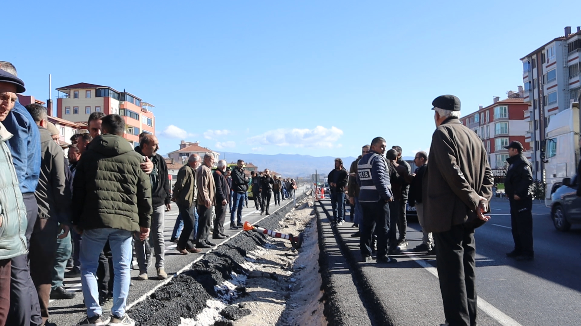 Mahalle Sakinleri Uluslararası Karayolunda Eylem Yaptı (3)