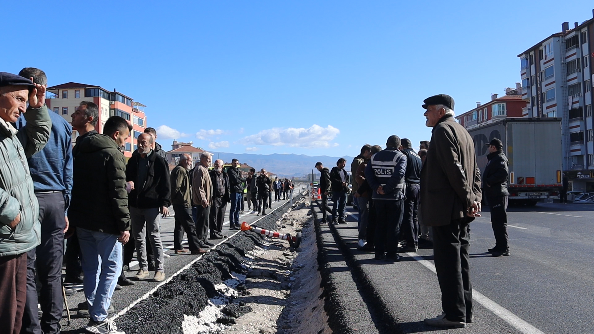 Mahalle Sakinleri Uluslararası Karayolunda Eylem Yaptı (5)