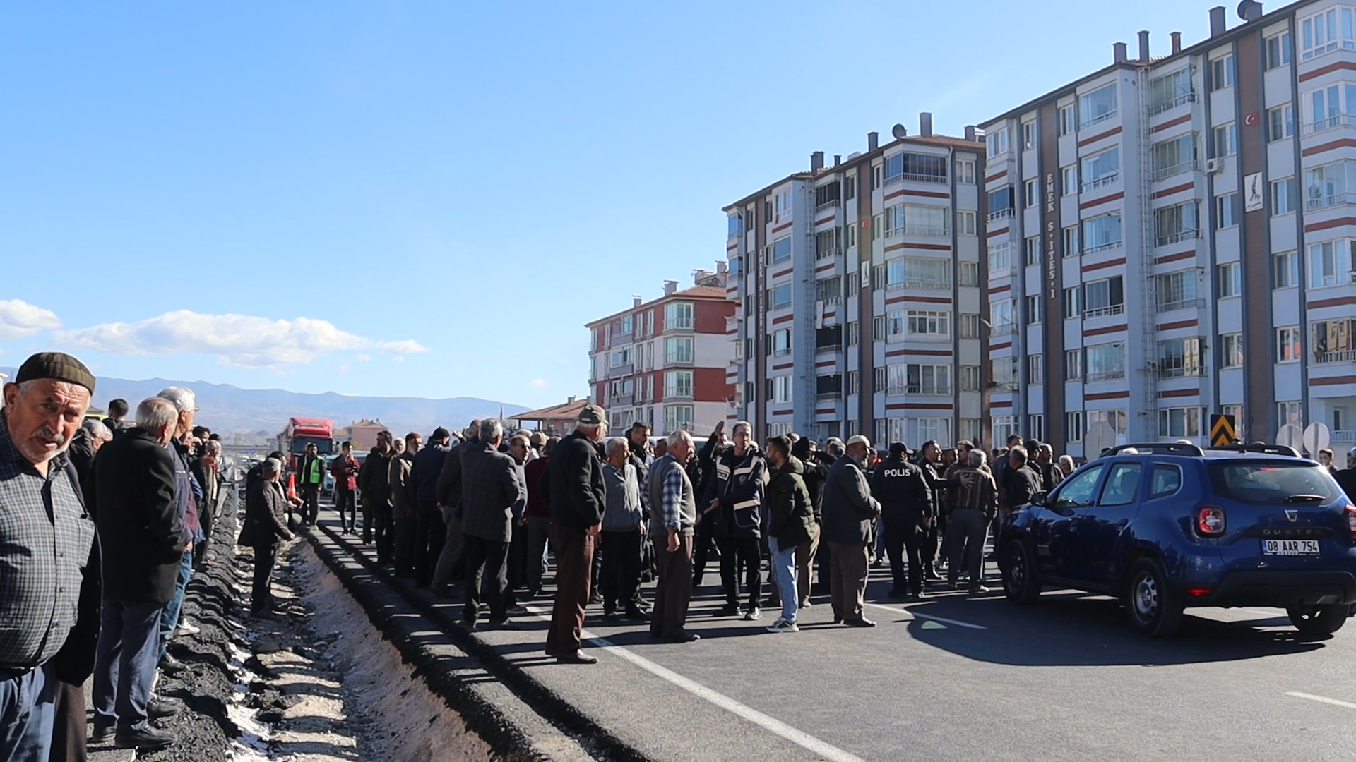 Mahalle Sakinleri Uluslararası Karayolunda Eylem Yaptı (6)