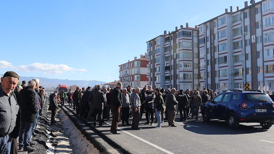 Mahalle Sakinleri Uluslararası Karayolunu Trafiğe Kapattı