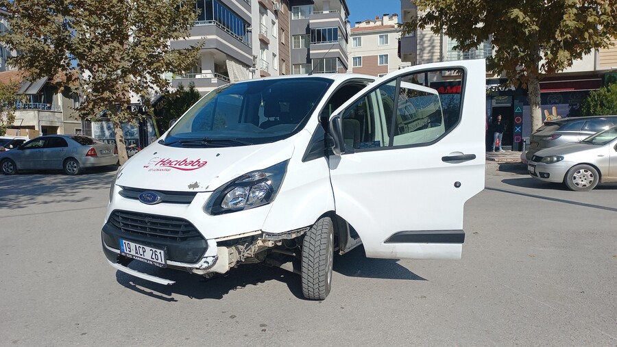 Osmancık'ta Minibüs Ile Motosiklet Çarpıştı Sürücü Yaralandı (1)