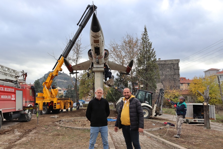 Osmancık’taki Savaş Uçağı Yeni Yerine Kondu (6)