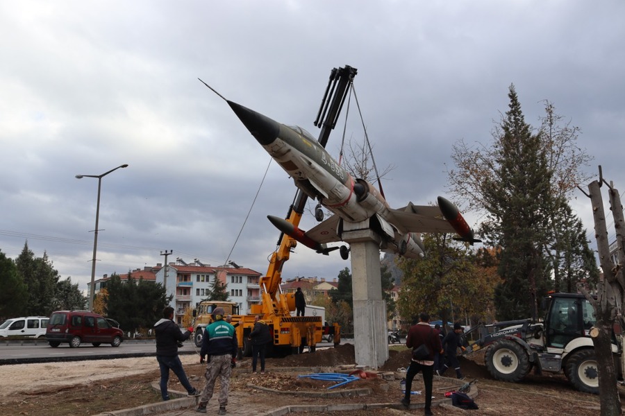 Osmancık’taki Savaş Uçağı Yeni Yerine Kondu (7)