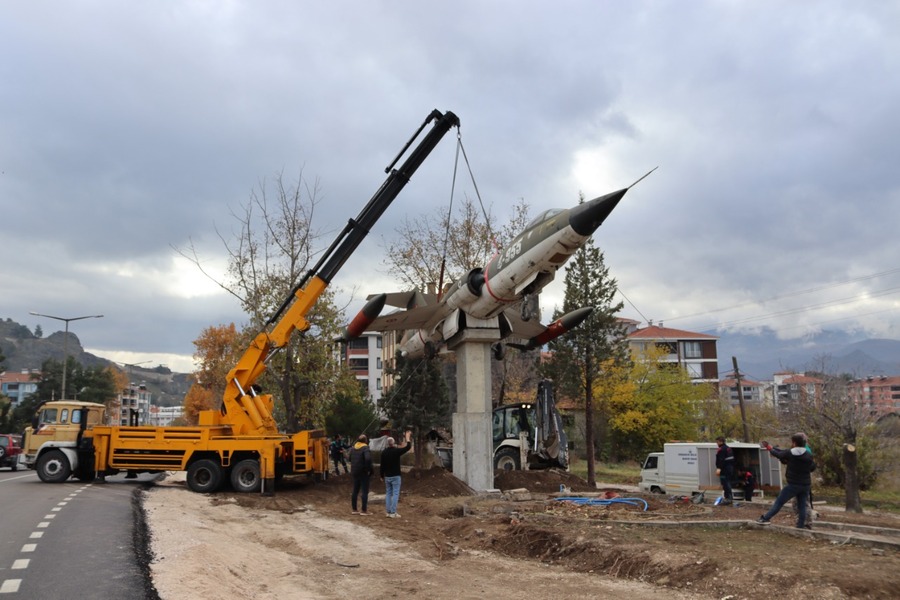 Osmancık’taki Savaş Uçağı Yeni Yerine Kondu (8)