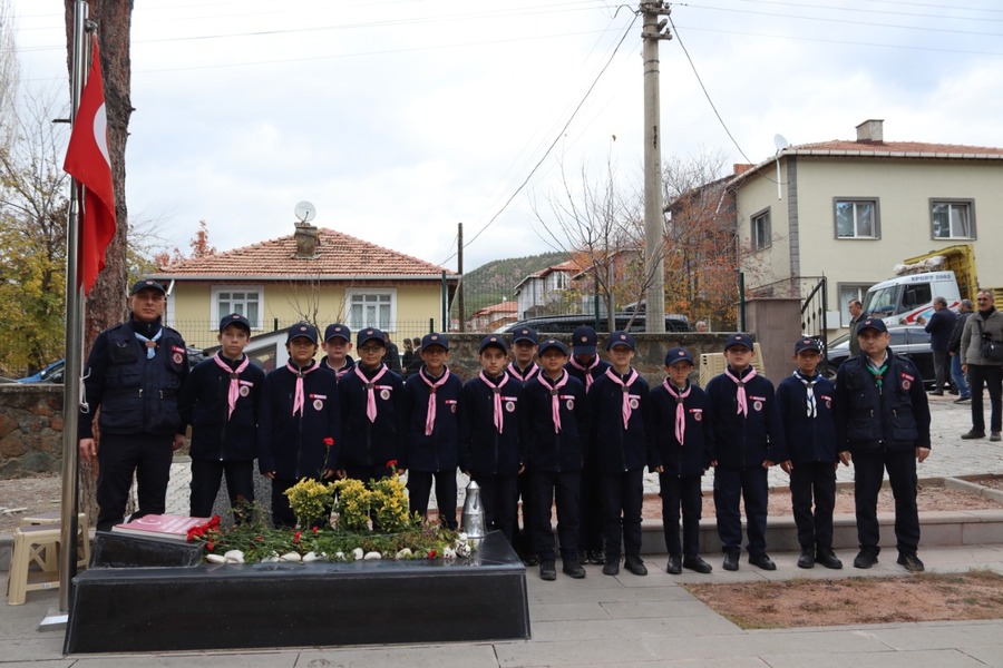 Vali Çalgan, 24 Kasım Öncesi Şehit Öğretmen Aybüke Yalçın’ın Kabrini Ziyaret Etti (4)