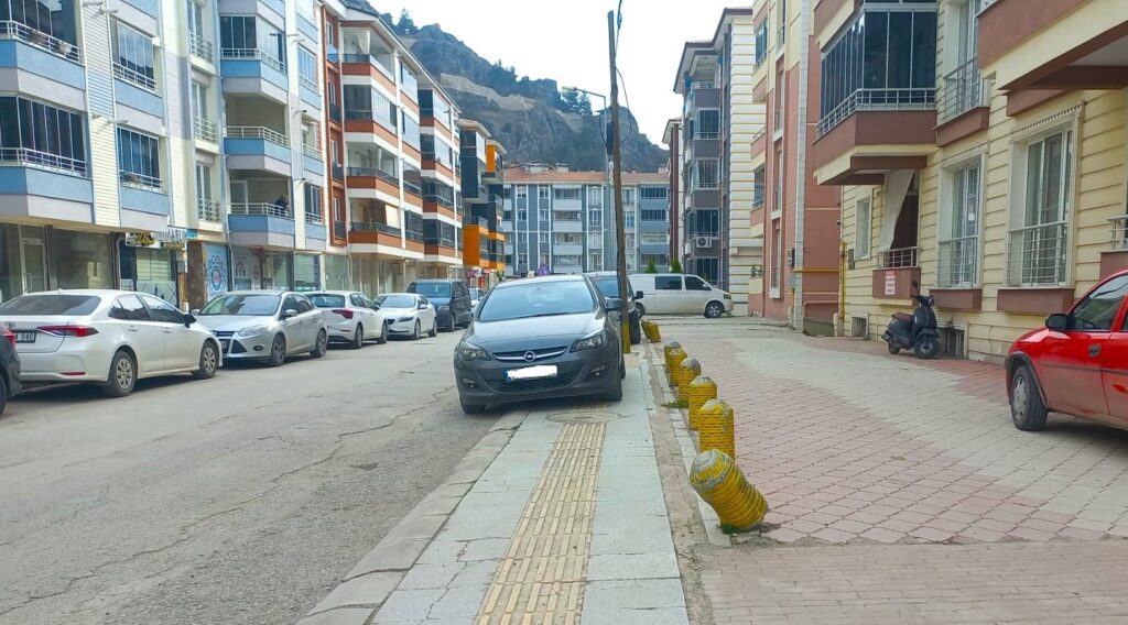 “Sarı çizgi” olarak bilinen bantların üzerine park edilen araçlar, bazı bölgelerdeki bozuk kaldırımlar nedeniyle bir çok vatandaş günlük yaşamlarında engellerle karşılaşıyor.