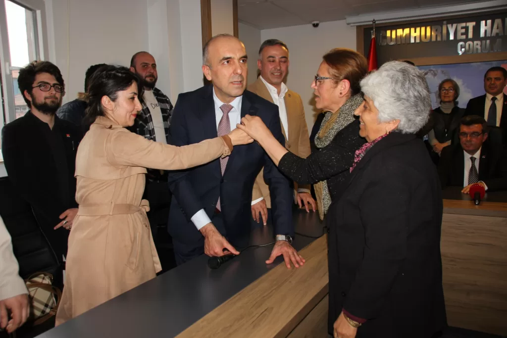 Bekir Özsaçmacı da; bundan böyle CHP çatısı altında hep birlikte mücadele edeceklerini, artık CHP’li olduklarını ifade ederek, “Kemal Kılıçdaroğlu’nu Cumhurbaşkanı, Meral Akşener’i ise başbakan seçtirmek boynumuzun borcu” diye konuştu.