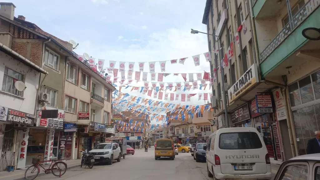 Osmancık ilçe merkezi siyasi partilerin bayraklarıyla donatıldı!